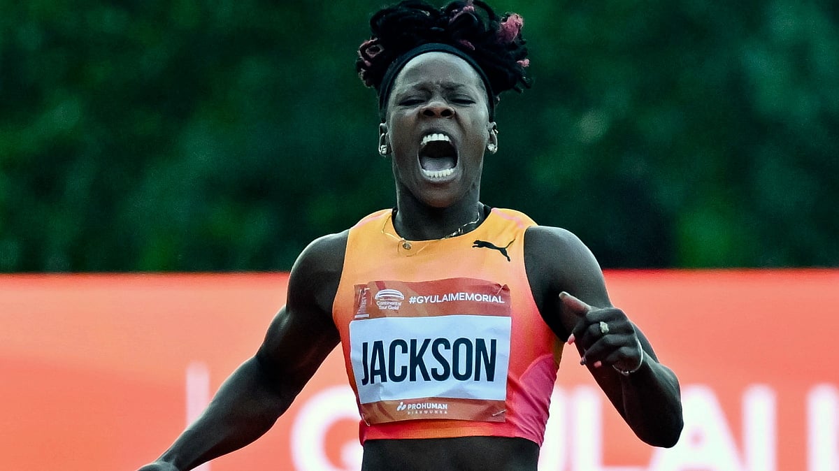 (Tamas Vasvari/MTI via AP) : Shericka Jackson, of Jamaica, reacts to an injury during the women's 200 meter event at the Gyulai Istvan Memorial Track and Field Hungarian Grand Prix in Szekesfehervar, Hungary, Tuesday, July 9, 2024. 